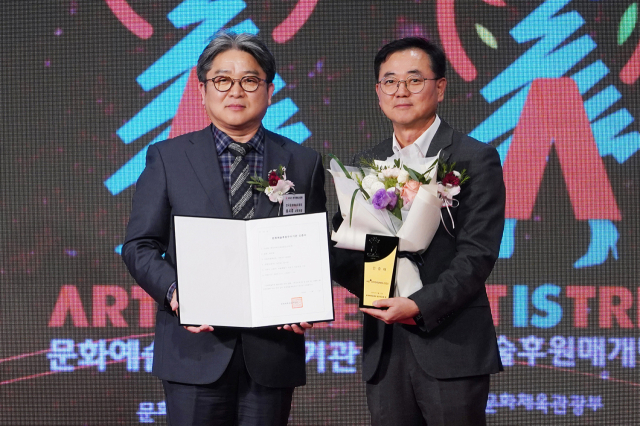 HS효성첨단소재가 11일 ‘2025 문화예술후원우수기관’에 신규 선정됐다. HS효성 최형식 커뮤니케이션실 상무(오른쪽)와 한국문화예술위원회 송시경 사무처장. HS효성 제공