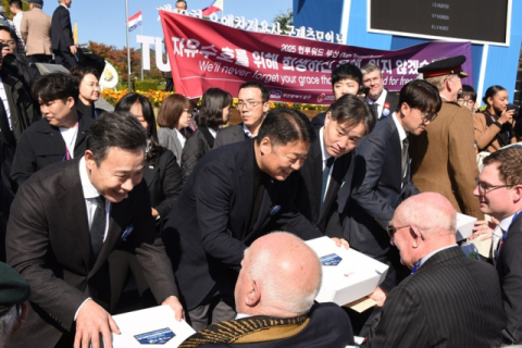 왼쪽부터 서성부 부산남구의회 의장, 오은택 부산남구청장, 이남일 부산지방보훈청장, 위세량 롯데웰푸드(주) 커뮤니케이션부문장.