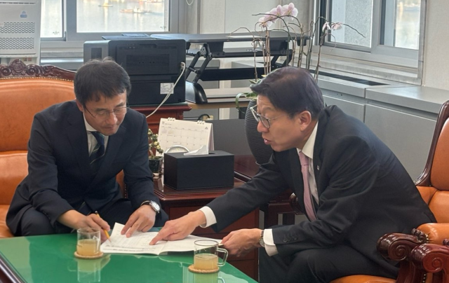 박형준(오른쪽) 부산시장이 12일 국회에서 한병도 예산결산특별위원장을 만나 부산 핵심 사업 예산의 국비 반영을 요청했다. 부산시 제공