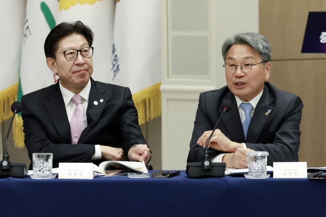 강기정 광주시장이 12일 용산 대통령실에서 열린 이재명 대통령 주재 중앙지방협력회의에서 발언하고 있다. 왼쪽은 박형준 부산시장. 연합뉴스
