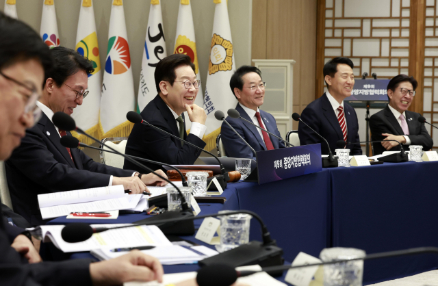 이재명 대통령이 12일 용산 대통령실에서 열린 중앙지방협력회의에서 참석자 발언을 듣고 있다. 이 대통령 오른쪽부터 유정복 시도지사협의회장 겸 인천시장, 오세훈 서울시장, 박형준 부산시장. 연합뉴스