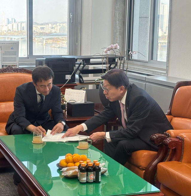 한병도 예결위원장과 면담 중인 박형준 부산시장 모습. 부산시 제공