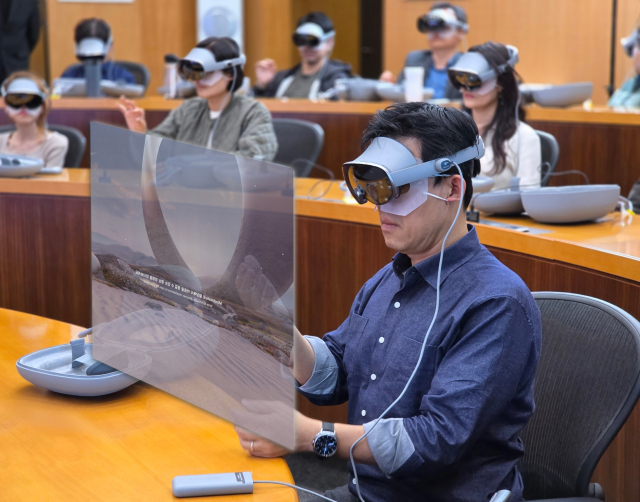 삼성 임직원이 삼성인력개발원에서 갤럭시 XR을 착용한 채 교육에 참여하고 있다.삼성전자 제공