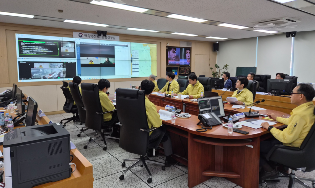 해양수산부와 과학기술정보통신부는 12일 정부세종청사와 부산 선사를 원격으로 연결해 ‘선박 사이버공격 대응 모의훈련’을 실시했다고 밝혔다.(사진은 정부세종청사 해수부 종합상황실). 해수부 제공