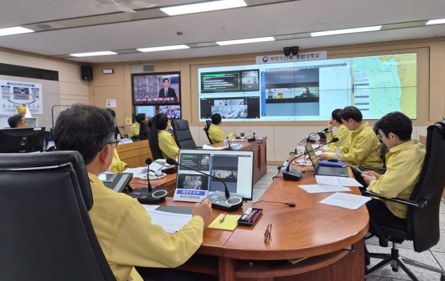 해양수산부와 과학기술정보통신부는 12일 정부세종청사와 부산 선사를 원격으로 연결해 ‘선박 사이버공격 대응 모의훈련’을 실시했다고 밝혔다.(사진은 정부세종청사 해수부 종합상황실). 해수부 제공