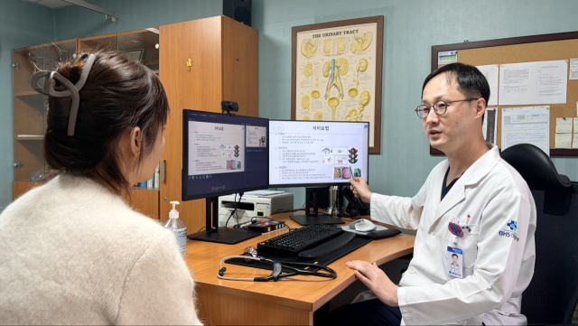 BHS한서병원 신장내과 권혁용 과장은 “부종을 비롯한 단백뇨, 혈뇨, 고혈압 등의 증상을 보이면 사구체신염이 이미 상당히 진행된 경우가 많다”며 “조기 발견이 어려워 정기적인 소변검사를 통한 조기 진단이 무엇보다 중요하다”고 강조했다. BHS한서병원 제공