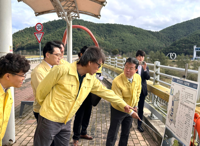 금한승 기후에너지환경부 1차관이 지난달 22일 낙동강 합천창녕보를 방문, 낙동강 녹조 대응을 위한 보 운영상황을 점검하고 있다. 연합뉴스