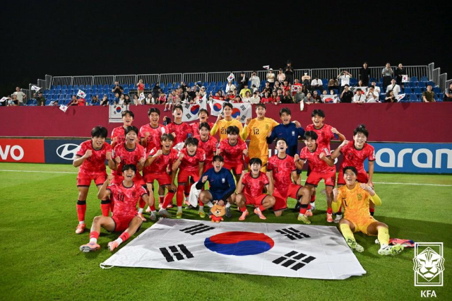 한국 17세 이하 축구대표팀이 12일(한국 시간) 카타르 도하에서 열린 2025 FIFA U-17 월드컵 조별리그에서 2승 1무로 32강전에 진출하면서 기뻐하고 있다. 대한축구협회 제공