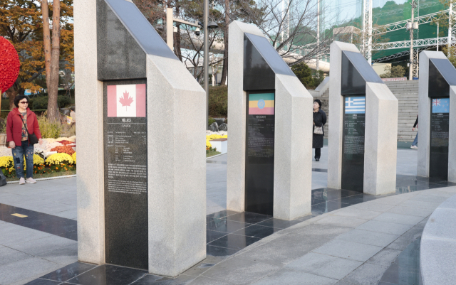 부산 남구 평화공원 내 국가별 기념상 가운데 일부 국가의 소개글이 흐릿하다. 정대현 기자 jhyun@