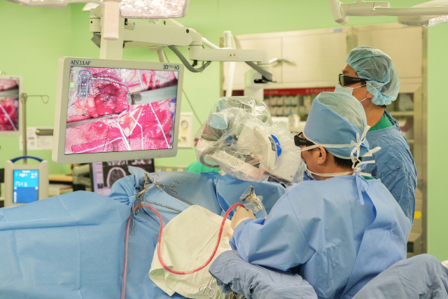 국내최초로 도입한 로봇수술현미경으로 뇌혈관 수술을 집도하고 있다. 동남권원자력의학원 제공