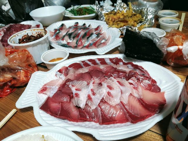 12월이 제철로 유명한 방어는 사실 산란기인 3월 직전인 2월에 가장 살이 오르고 기름기가 잘 붙어 있다. 잘못된 통념으로 소비자는 제철이 아닌 시기에 비싸게 방어를 먹고 있다. 부산일보DB