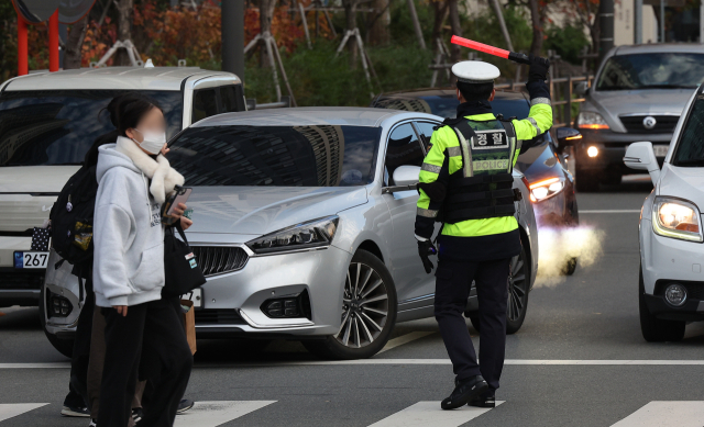 2026학년도 대학수학능력시험(수능)일인 13일 대구 수성구 대구여자고등학교 수능 시험장 앞에 교통경찰이 배치돼 있다. 연합뉴스