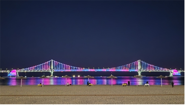 개선사업을 마치고 새 조명을 밝힌 광안대교의 야경. 부산시 제공