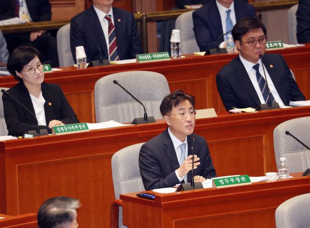 이진수 법무부 차관이 12일 국회에서 열린 예산결산특별위원회 전체회의에 출석해 있다. 연합뉴스