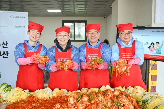 콘야마 마나부(맨오른쪽) 한국토요타자동차 대표이사 사장과 주부산일본국총영사관 오츠카 츠요시(왼쪽에서 두번째) 총영사, 한국토요타자동차 이병진(맨왼쪽) 부사장과 동일모터스 송석환(왼쪽에서 세번째) 대표가 12일 부산 연제구 연산종합사회복지관에 가진 ‘2025 토요타·렉서스 사랑의 김장나눔’ 행사에서 김장을 하고 있다.한국토요타차 제공
