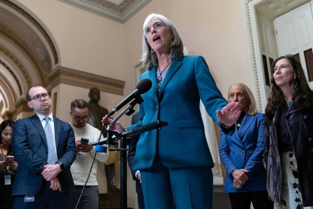 민주당 원내대표 캐서린 클라크 의원이 11월 11일 워싱턴 국회의사당에서 셧다운 종료를 위한 임시예산안 표결을 앞두고 기자회견을 갖고 있다. 연합뉴스