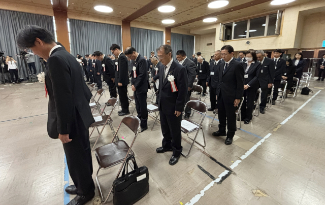지난 9월 13일 일본 니가타현 사도섬 아이카와개발종합센터에서 열린 '사도광산 추도식' 참가자들이 묵념하고 있다. 한국은 작년에 이어 올해도 추도식에 불참해 2년 연속 '반쪽' 행사로 치러졌다. 연합뉴스