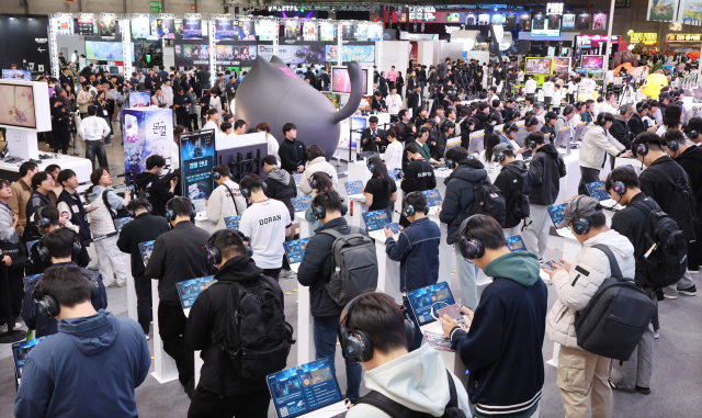 글로벌 게임전시회 ‘지스타 2025’가 개막한 13일 부산 해운대구 벡스코 제1전시장이 신작 게임을 즐기려는 관람객들로 붐비고 있다. 16일까지 열리는 이번 행사에는 44개국 1273개 게임사가 참가해 게임 전시회와 비즈니스 상담, 국제게임콘퍼런스, 인디게임 시사회, 지스타컵 2025, 게임 코스프레 시상식 등을 진행했다. 정종회 기자 jjh@