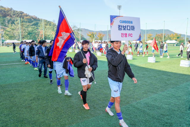 지난해 김해시에서 열린 ‘외국인 월드컵 대회’에서 캄보디아 선수단이 입장하고 있다. 김해시 제공