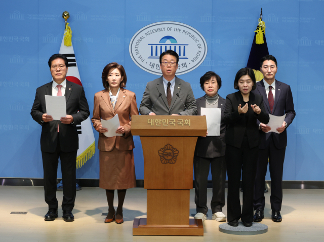 국회 법제사법위원회 소속 국민의힘 의원들이 13일 서울 여의도 국회 소통관에서 최근 대장동 사건 재판에 대한 검찰의 항소 포기와 관련해 형사소송법 개정안 발의 기자회견을 하고 있다. 연합뉴스