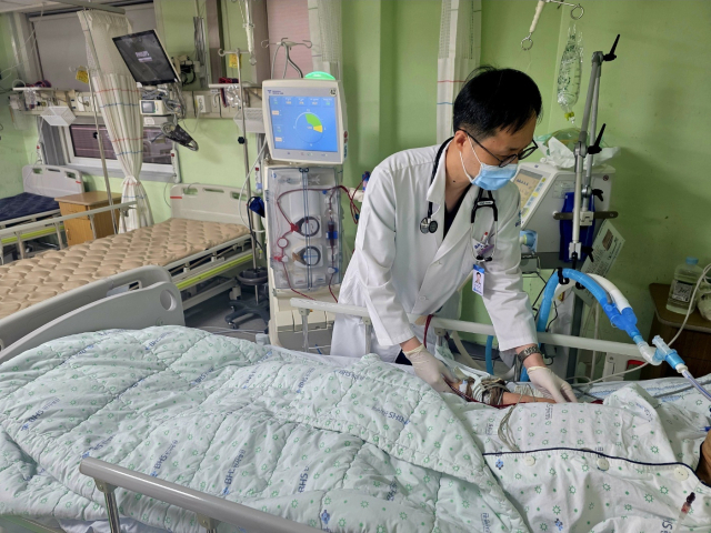 면역 반응의 이상으로 발생하는 사구체신염은 초기 자각 증상이 거의 없는 것이 문제다. BHS한서병원 신장내과 권혁용 과장은 “부종 등의 증상을 보이면 사구체신염이 이미 상당히 진행된 경우가 많다”며 “조기 발견이 어려워 정기적인 소변검사를 통한 조기 진단이 무엇보다 중요하다”고 강조했다. BHS한서병원 제공