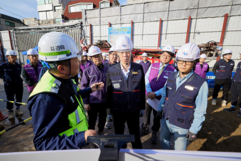 2025년 11월 13일 한전 관악·동작지사 건설현장(서울 동작구 사당동)에서 정정훈 캠코 사장(사진 가운데)이 공사현장의 안전관리 현황을 점검하고 있다.