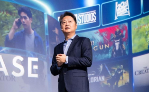 루크 강 월트디즈니컴퍼니 아시아·태평양 지역 총괄 사장이 홍콩 디즈니랜드 호텔에서 열린 ‘디즈니+ 오리지널 프리뷰 2025’ 무대에 올라 발표하고 있다. 월트디즈니컴퍼니 제공