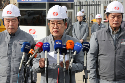 붕괴 7일 만에 ‘지각 사과’… 책임론·사고 원인은 ‘모르쇠’