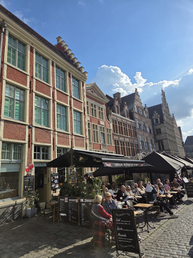 벨기에 겐트시에서는 시청과 상인이 함께 참여하는 비영리조직 ‘퓨어 겐트’를 통해 상인이 상권 활성화 방안을 직접 결정하고 시청은 이를 지원하는 역할에 집중한다. 시내 상점에서 휴식을 취하는 시민들. 겐트시청 제공·탁경륜 기자