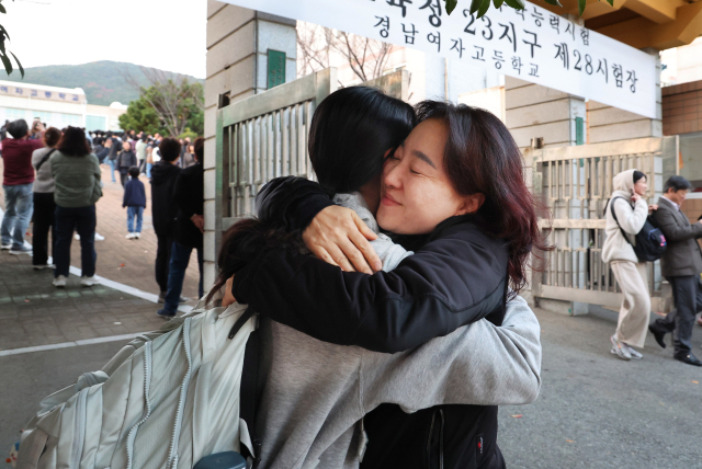 2026학년도 대학수학능력시험(수능)일인 13일 오후 부산 동구 경남여자고등학교에 마련된 부산교육청 23지구 제28시험장 교문 앞에서 학부모가 시험을 마친 자녀를 안아주며 격려하고 있다. 정종회 기자 jjh@