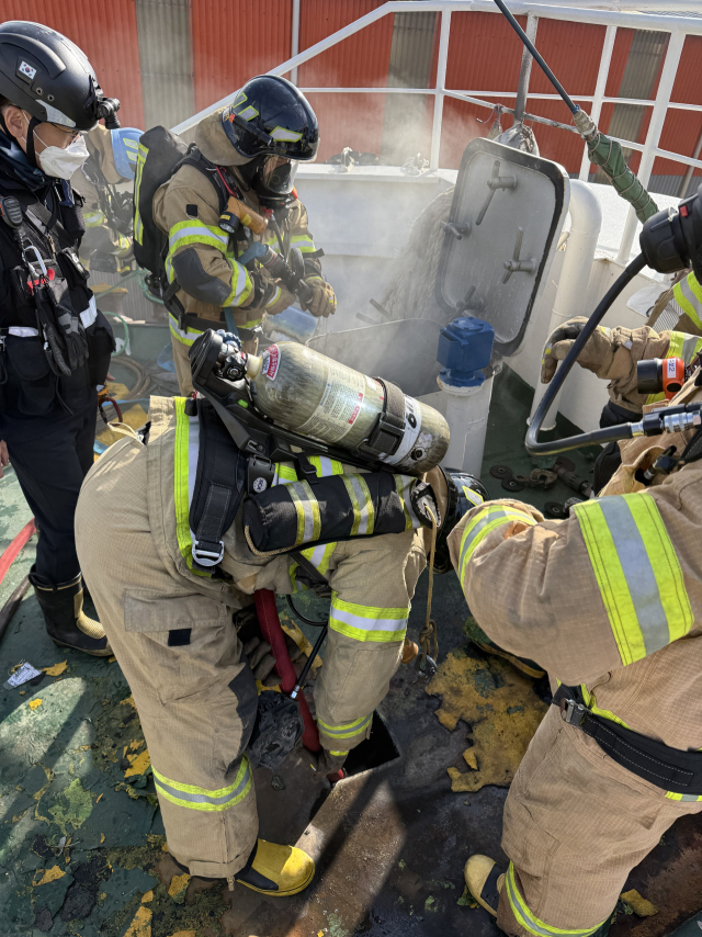 13일 오후 1시 35분께 부산 사하구 구평동 한 선박 제조 회사에서 수리 작업을 받고 있던 선박에 화재가 발생했다. 부산소방재난본부 제공