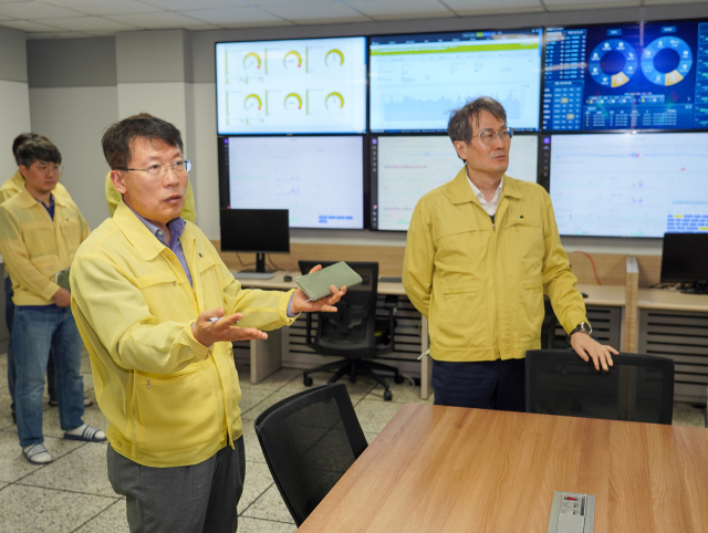 한국석유공사 신용화 경영지원본부장(왼쪽)과 한승완 AI디지털혁신단이 13일 울산 본사에서 ICT 안정운영체계 강화를 위한 현장점검을 하는 모습. 석유공사 제공