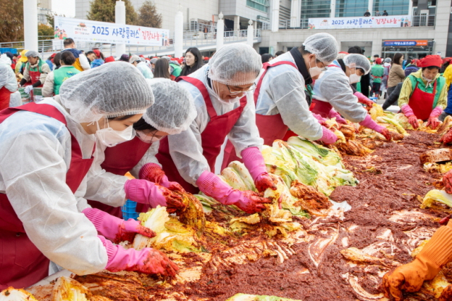 한국가스공사 직원들과 대구 동구청, 새마을협의회·부녀회, 유관 봉사단체 등 500여 명이 참여해 배추 3400포기 분량의 김장김치를 담갔다. 가스공사 제공