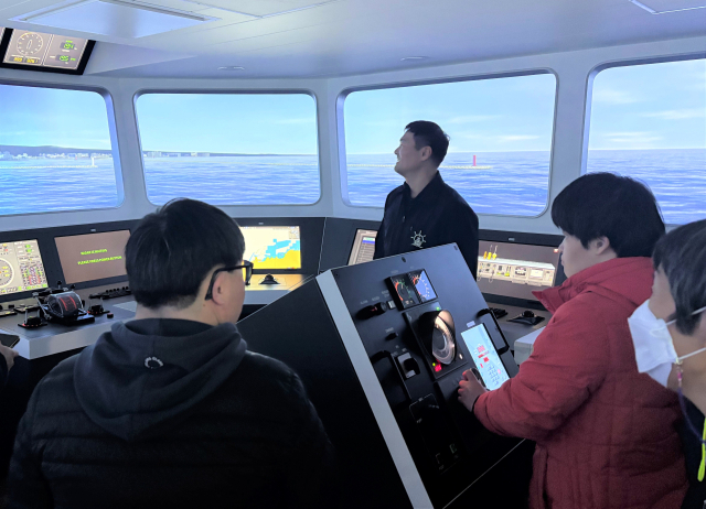 지난 12일 한국해양교통안전공단(KOMSA) 본사(세종시 소재) 선박조종 시뮬레이션센터에서 (사)충북장애인부모연대 소속 발달장애인들이 선박 운항 체험을 하고 있다. KOMSA 제공