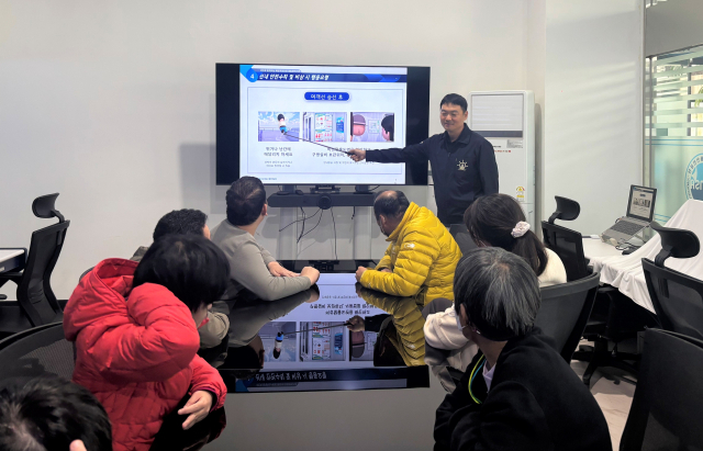 지난 12일 한국해양교통안전공단(KOMSA) 본사(세종시 소재) 선박조종 시뮬레이션센터에서 (사)충북장애인부모연대 소속 발달장애인들이 선박 승선 안전교육에 참여하고 있다. KOMSA 제공