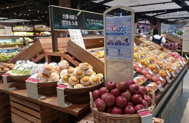 농림축산식품부와 한국농업기술진흥원은 이마트 현대그린푸드 올가홀푸드 컬리 롯데마트 하나로마트 등 6개 주요 유통업체와 함께 ‘저탄소 농산물 홍보 프로모션’을 11월 13일부터 27일까지 공동 추진한다고 14일 밝혔다. 농진원 제공