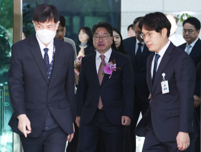 퇴임식을 마친 노만석 검찰총장 직무대행이 14일 서울 서초구 대검찰청을 나서고 있다. 연합뉴스