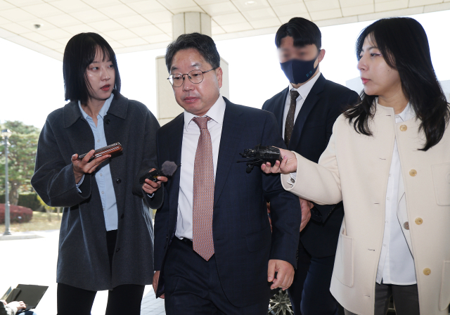 노만석 검찰총장 직무대행이 14일 서울 서초구 대검찰청으로 들어서고 있다. 노 대행은 이날 대검 본관에서 비공개 퇴임식을 가진다. 연합뉴스