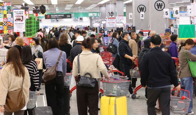 지난달 30일 서울 중구 롯데마트 제타플렉스 서울역점에서 시민들이 장을 보고 있다. 연합뉴스