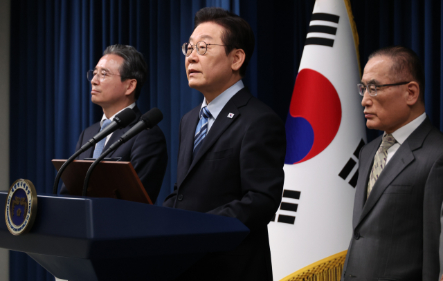 이재명 대통령이 14일 서울 용산 대통령실 기자회견장에서 한미 팩트시트 타결과 관련해 발표를 마친 뒤 취재진 질문에 답하고 있다. 왼쪽부터 김용범 정책실장, 이재명 대통령, 위성락 국가안보실장. 연합뉴스