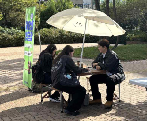동아대 승학·부민캠퍼스에서 진행된 ‘총학생회와 함께하는 청년고용정책 홍보 캠페인’ 현장 모습.