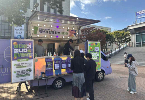 동아대 승학·부민캠퍼스에서 진행된 ‘총학생회와 함께하는 청년고용정책 홍보 캠페인’ 현장 모습.