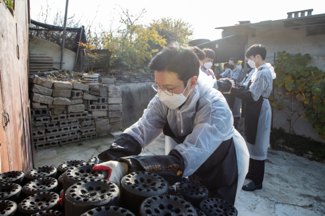 한국가스공사 직원이 연탄을 나르고 있다. 가스공사 제공