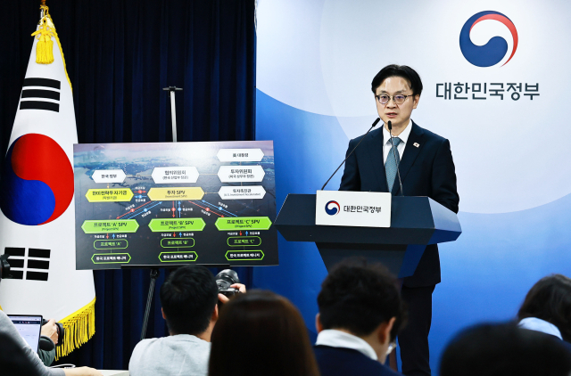 김정관 산업통상부 장관이 14일 오후 정부서울청사 합동브리핑룸에서 한미 전략적 투자에 관한 양해각서 서명과 관련, 기자단에게 브리핑을 한 후 질의응답의 시간을 가졌다. 산업부 제공