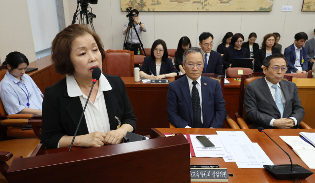 지난 7월 서울 여의도 국회 교육위원회에서 열린 리박스쿨 청문회에 증인으로 출석한 손효숙 리박스쿨 대표가 의원 질의에 답변하고 있다. 연합뉴스