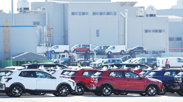 경기도 평택항에 수출용 자동차가 세워져 있는 모습. 연합뉴스