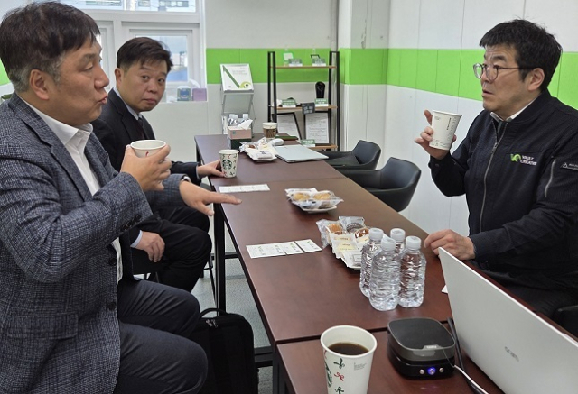 기정원 김영신 원장(왼쪽)이 최상준 대표와 만나 기술개발 과정에서의 어려움 등을 듣고 있다. 기정원 제공