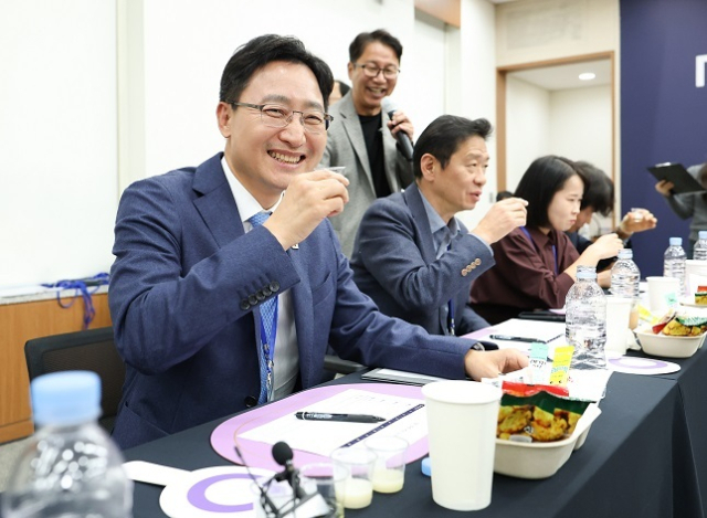 임광현 국세청장이 심사단으로 직접 참여해 40개 주류 중 우수 제품을 뽑기 위한 테스트를 하고 있다. 국세청 제공