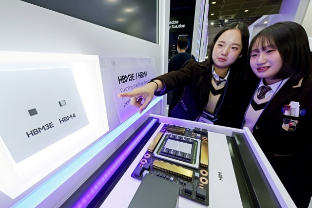 지난달 22일 서울 강남구 코엑스에서 열린 '반도체대전(SEDEX) 2025'에 마련된 삼성전자 부스에 6세대 고대역폭 메모리인 HBM4와 HBM3E 실물이 전시돼있다. 연합뉴스