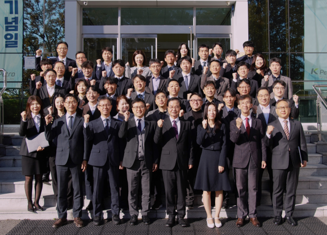 최춘식 한국석유관리원 이사장(가운데)과 임직원이 함께 새로운 경영방침 및 핵심가치를 다짐하고 있다. 석유관리원 제공